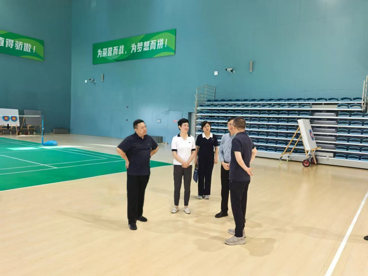 图为考察上海市残疾人体育训练基地