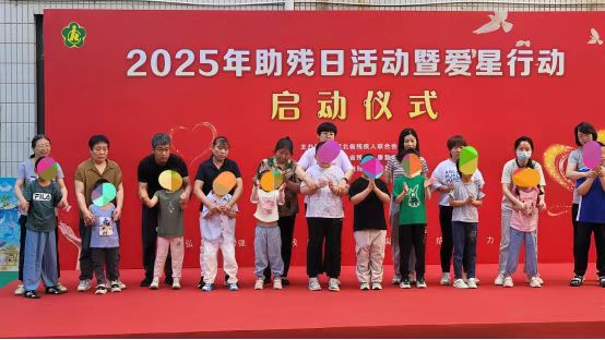 图为康复中心在训儿童表演节目