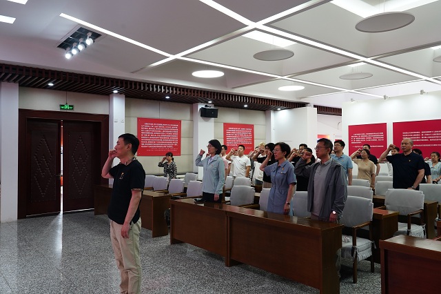 图为重温入党誓词