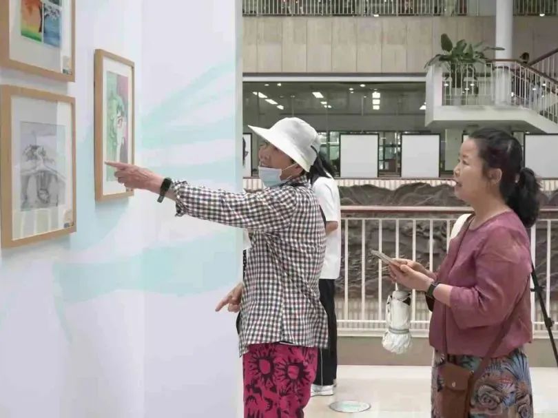 图为群众参观展览