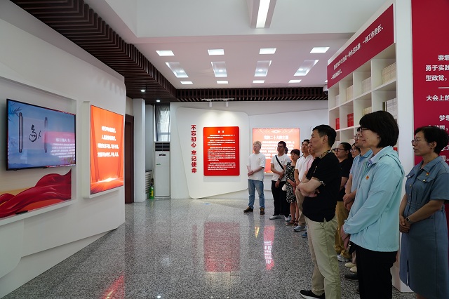图为参观学习现场