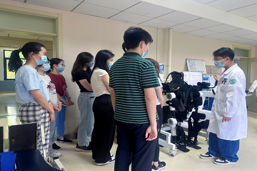 图为同学们在神经康复一科临床见习
