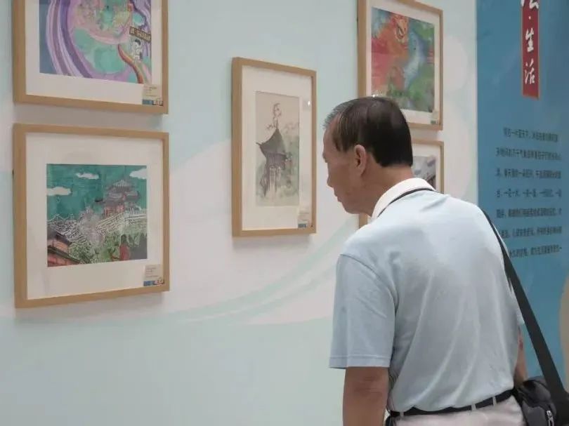 图为群众参观展览