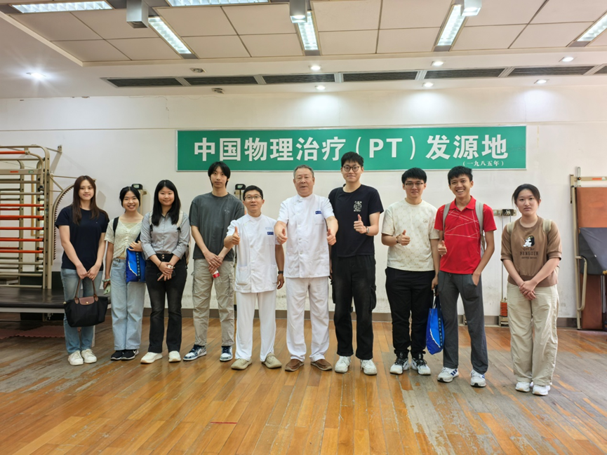 图为同学们在运动疗法三科临床见习