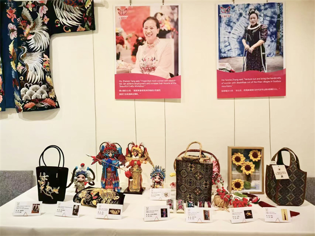 图为广西南宁市壮锦印象文化艺术有限公司壮锦作品展示区
