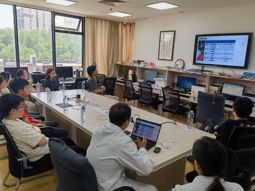 图为同学们在脊髓损伤康复科临床见习
