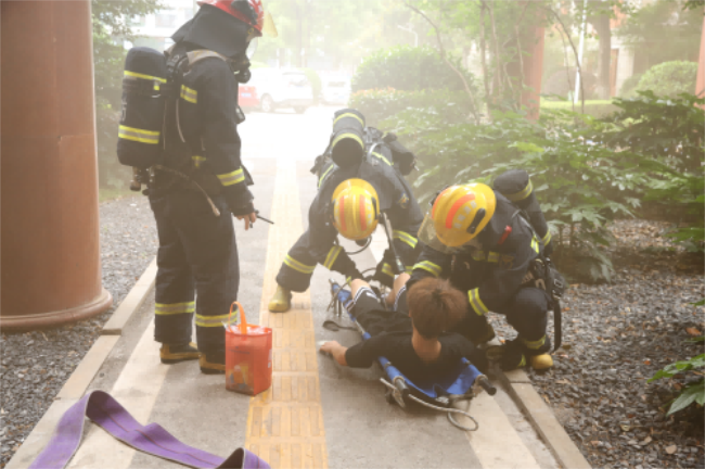 图为消防救援人员救助被困学生