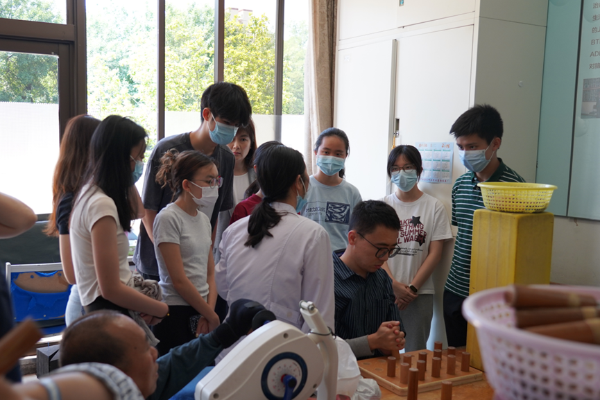 图为同学们在作业疗法科临床见习