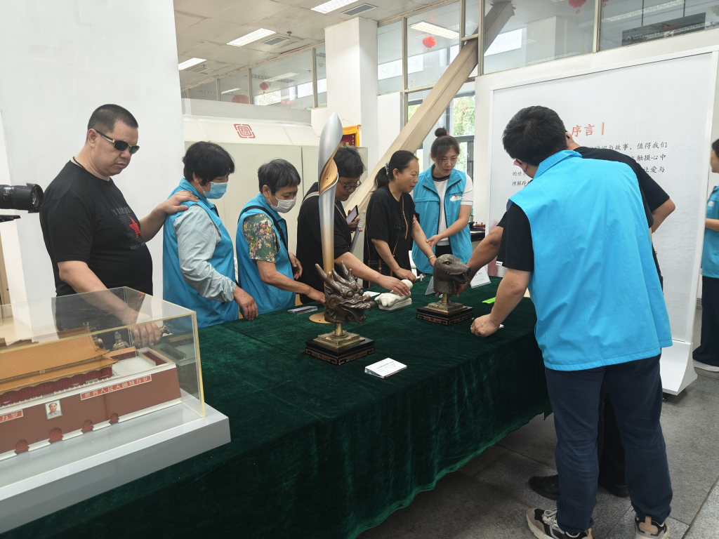 图为触摸展品