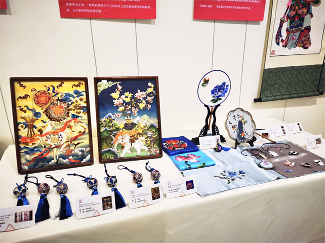 图为靖西市绣蕴坊绣球文化有限公司壮族绣球展品