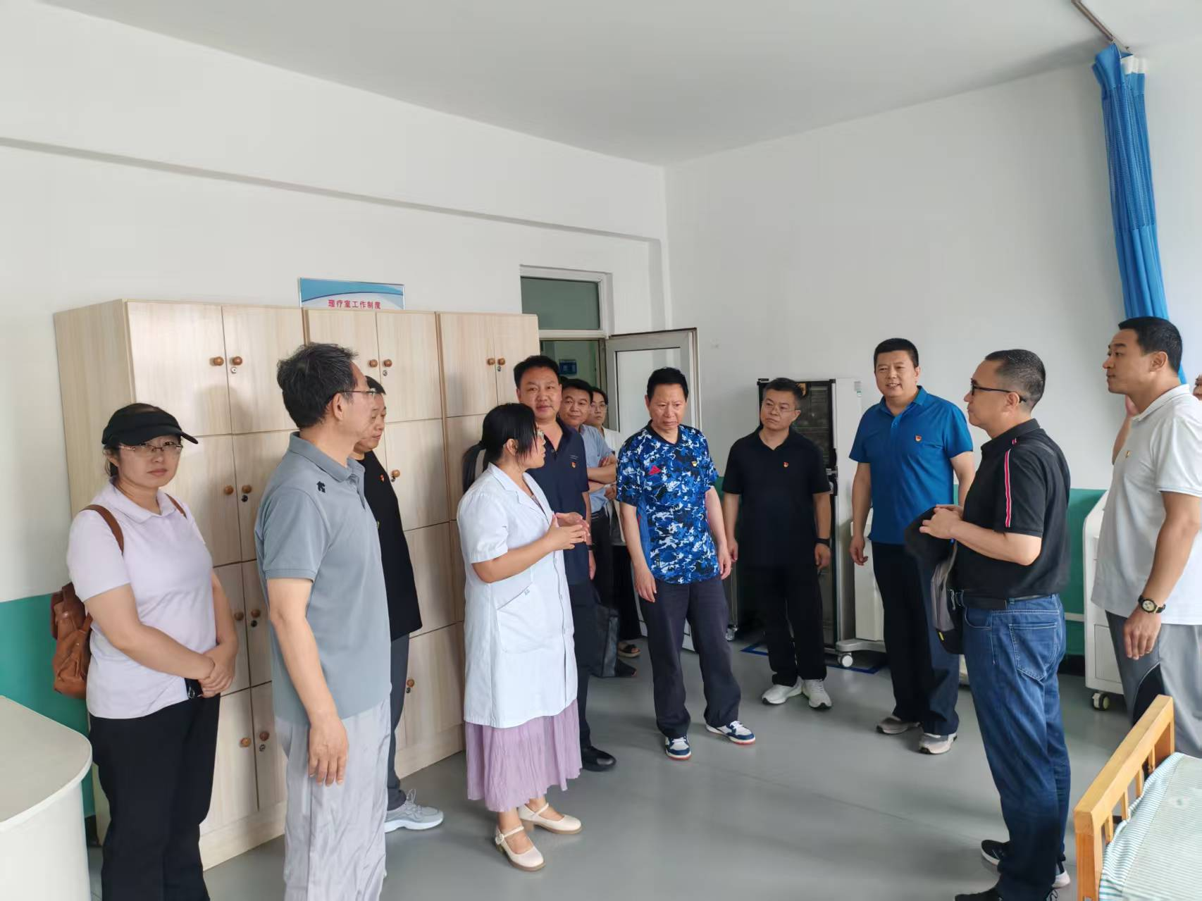 图为涞源镇中心卫生院开展参观调研现场