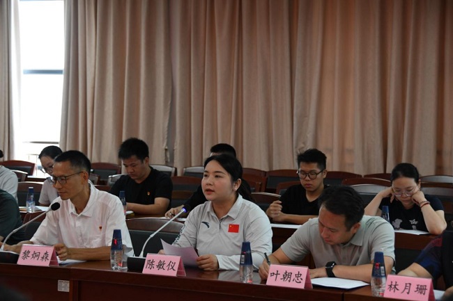 图为全国自强模范陈敏仪作专题演讲