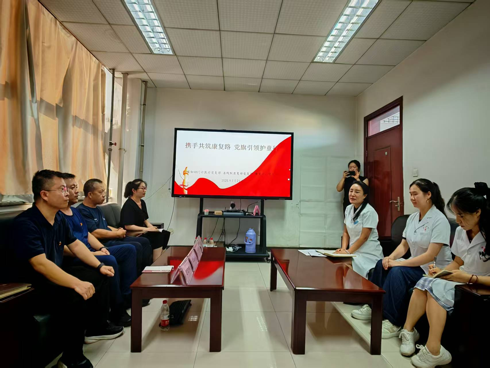 图为座谈交流现场