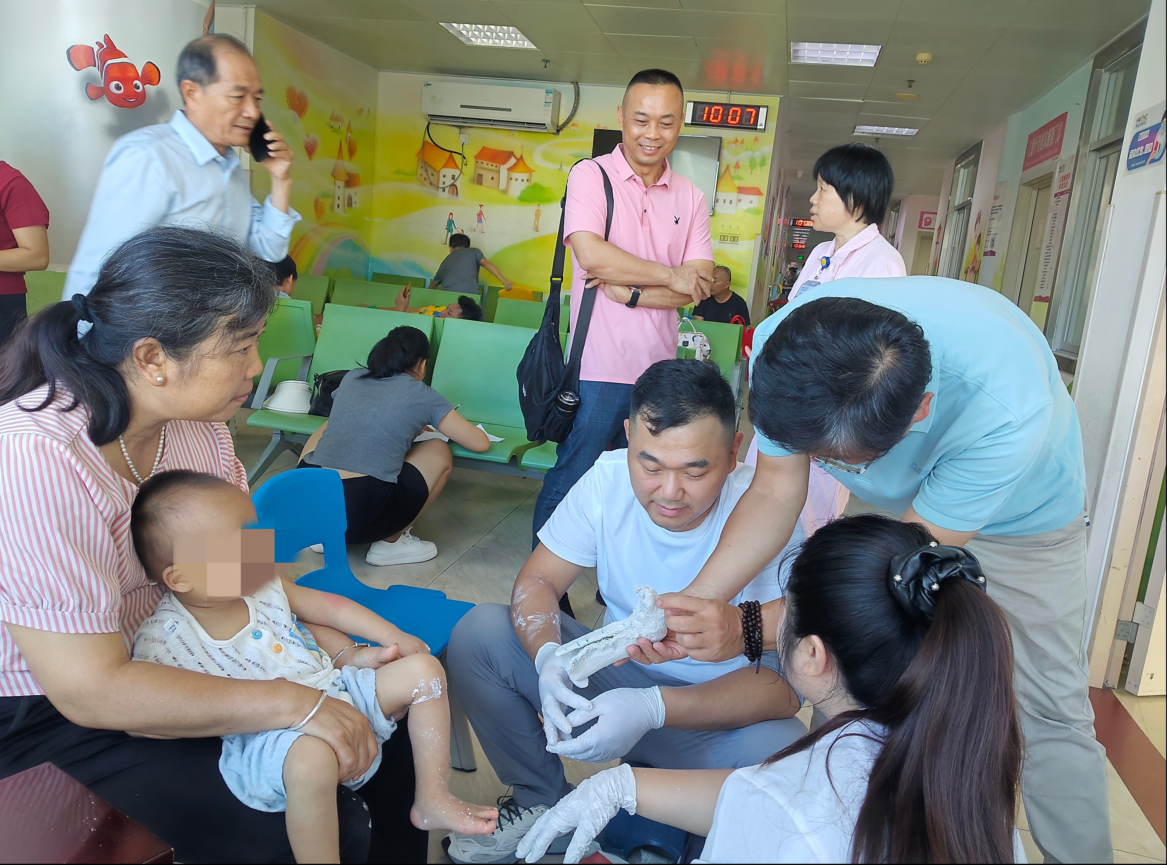 图为与省妇幼儿童康复科了解在院的儿童康复情况及辅具需求情况