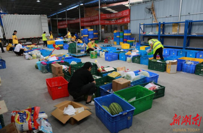 图为分拣中心员工分拣商品