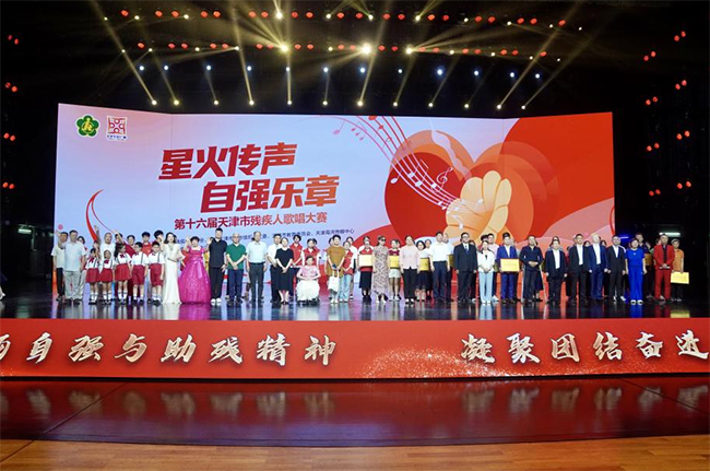 图为全体人员合影留念