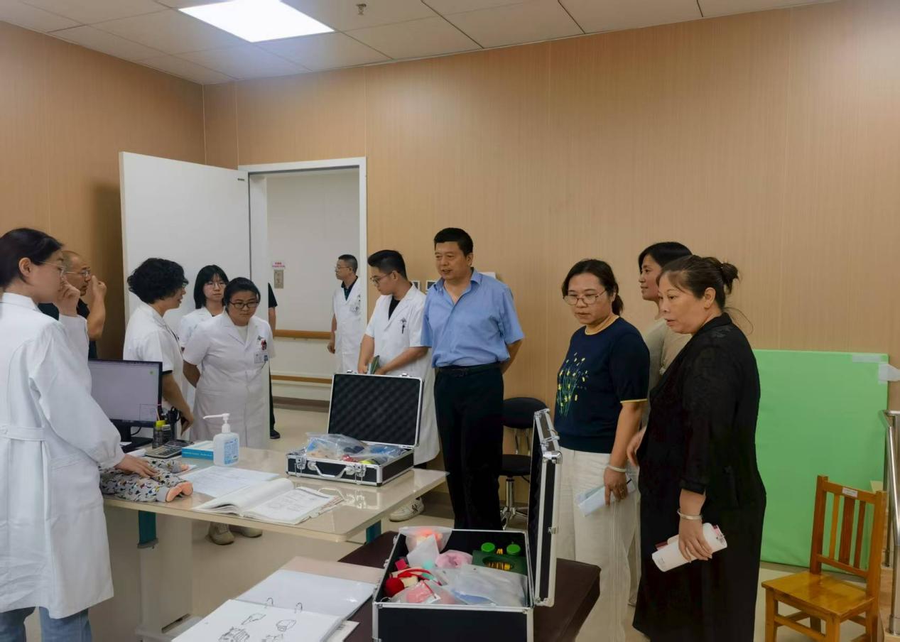 图为参观儿童康复科活动现场