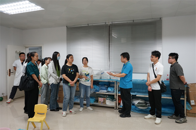 图为团员青年在康复工程科了解矫形器制作流程