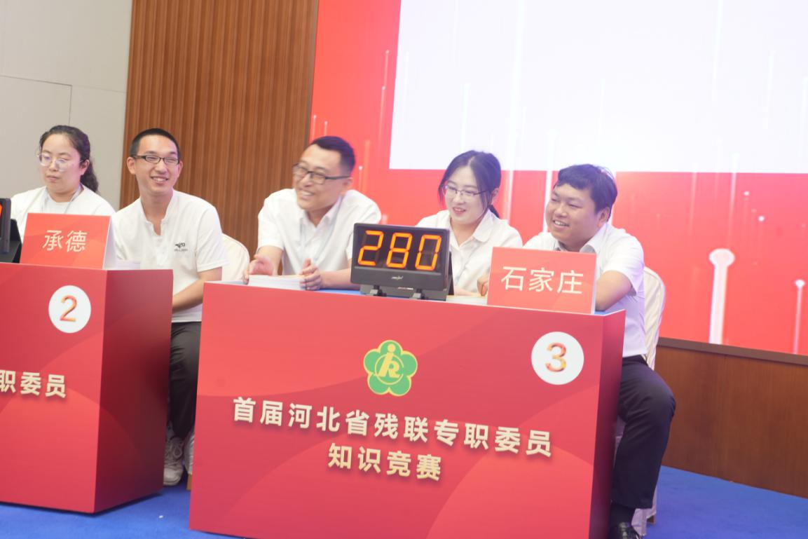 图为代表队答题