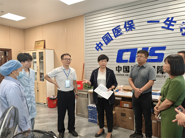 图为调研组在扶绥县人民医院调研