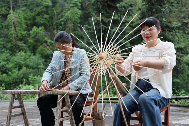 图为石淑纯正在制作石氏小竹伞