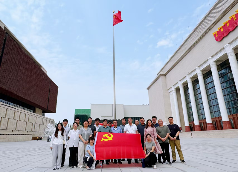 图为活动合影