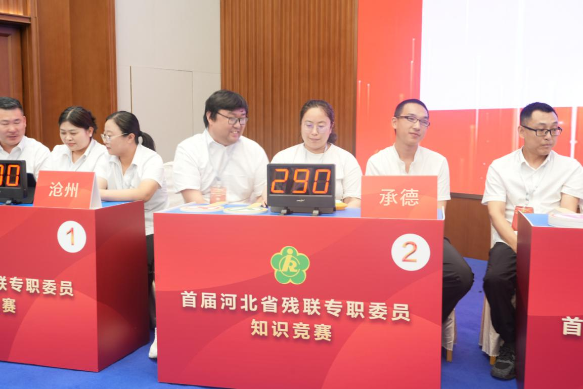 图为代表队答题