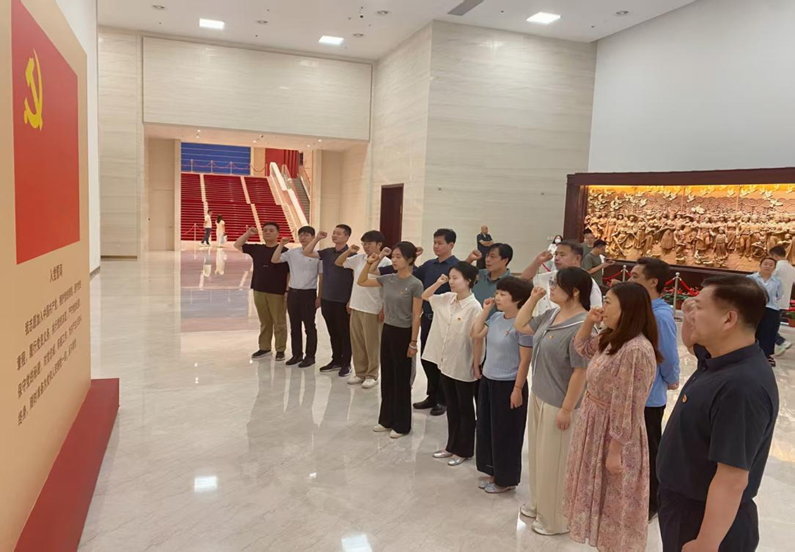 图为重温入党誓词