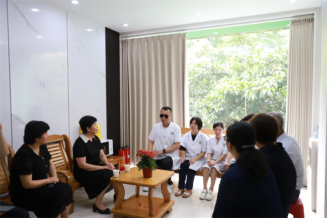 图为调研组在南宁市盲人医疗按摩机构调研