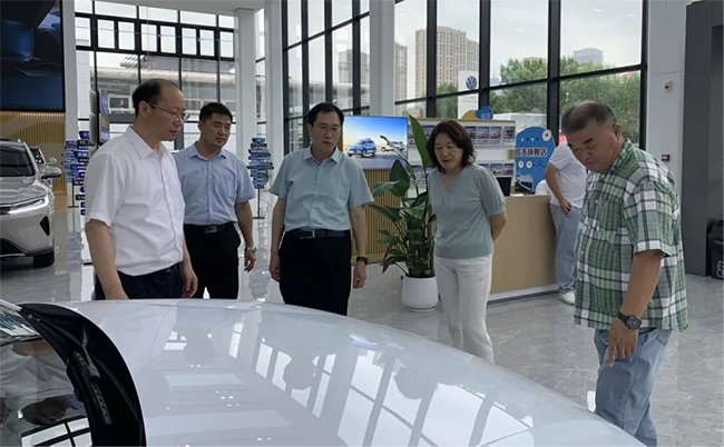图为参观4S店助残服务设施