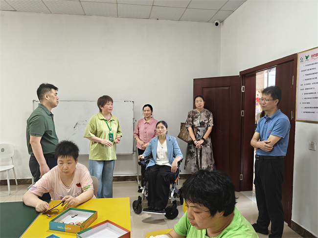 图为调研组调研株洲盛康残疾人托养中心