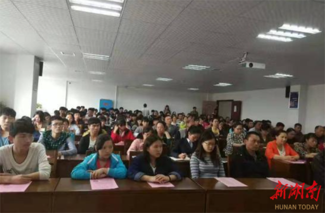 图为公司在绥宁县电子商务创业孵化基地开展电商培训