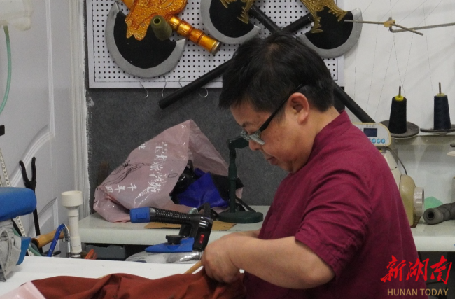 图为欧阳亮彩工作中