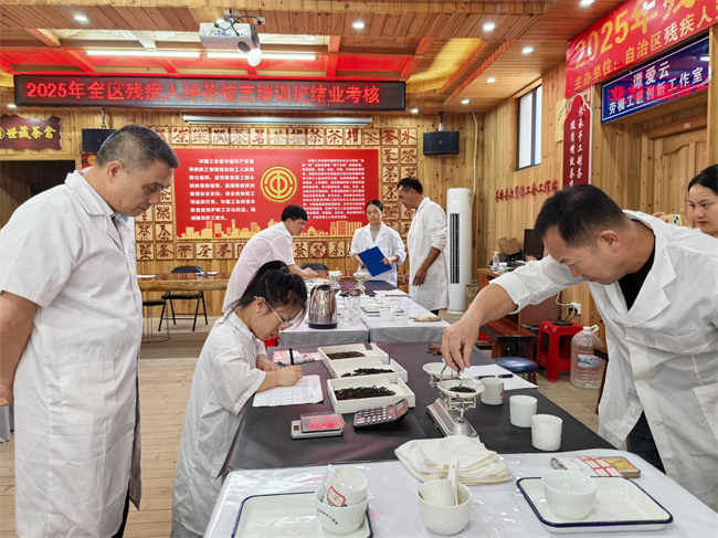 图为结业考核