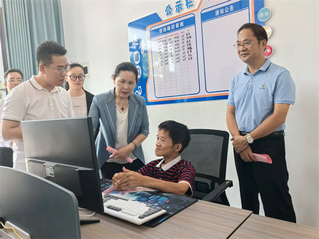 图为调研组在贵港市远宽网络科技有限公司调研