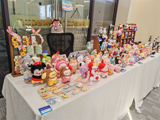 图为豌豆织物在鲁班奇幻工厂设置的销售专区