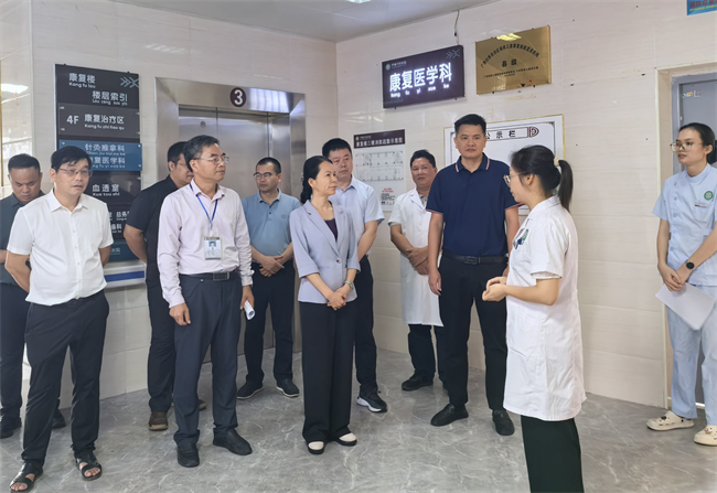 图为赵坚一行在罗城中医医院调研残疾人康复服务工作