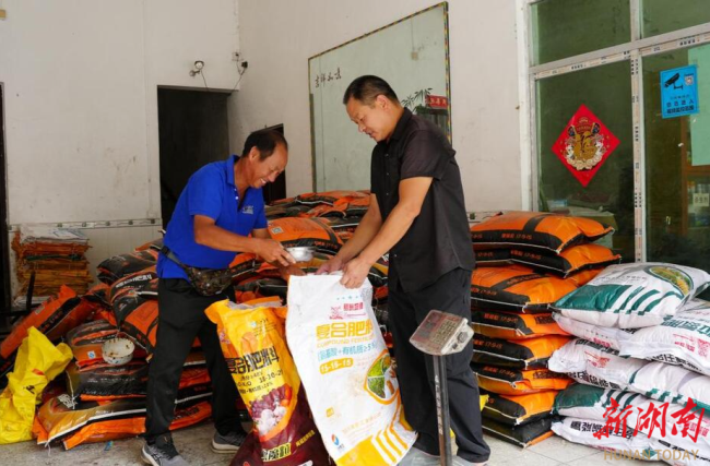 图为陶文成在售卖肥料