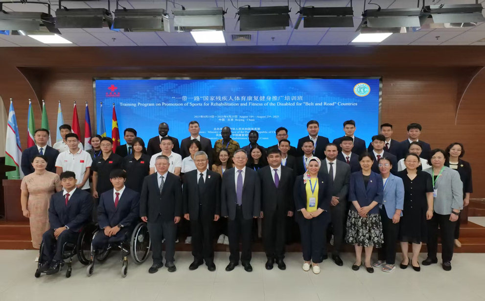 图为开班仪式现场与集体合影