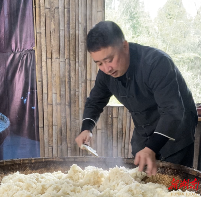 图为陈历祥用传统方法酿酒