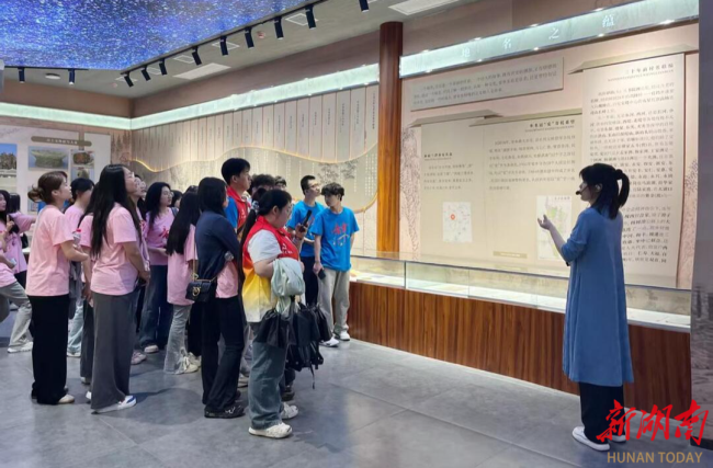 图为曾群担任志愿讲师