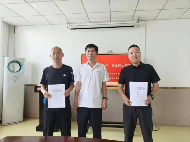 图为丰南区残联领导指导校企签订合作协议
