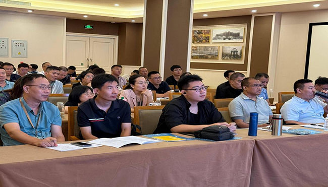 图为学员在认真学习辅助器具相关知识