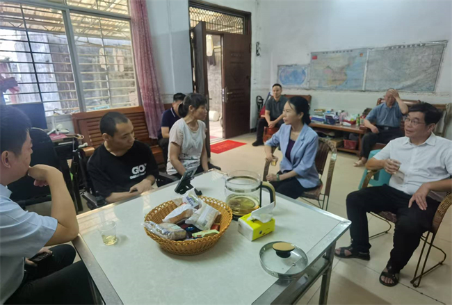图为赵坚一行走访探视残疾人家庭