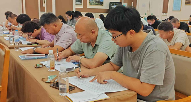 图为理论考试现场