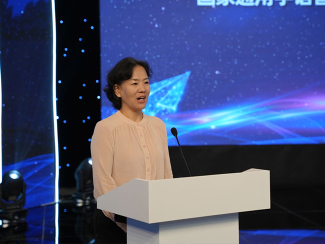 图为市聋协主席卜欣欣做手语普及推广