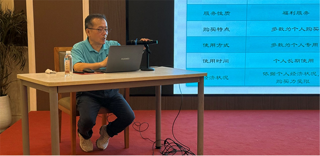 图为姬文平教授讲述辅助器具相关知识