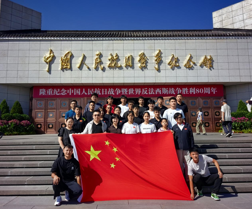 图为国家残奥田径队跑跳组合影