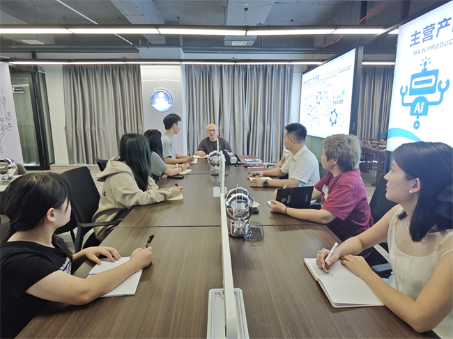 图为徐蒙召集团队开会