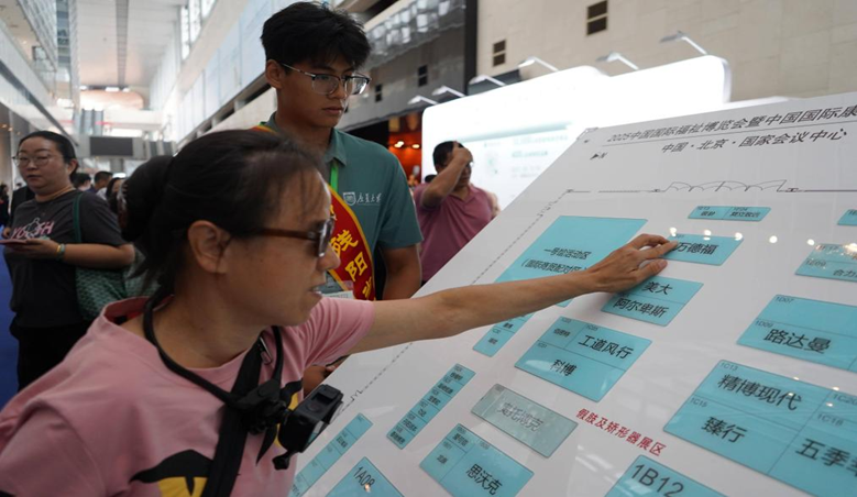 图为同学们正在提供志愿者服务